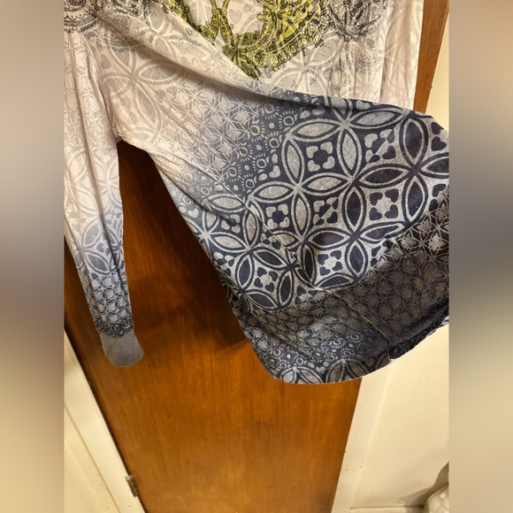 Gently used condition, lightweight bohemian style long sleeve hooded tee - Picture 7 of 17